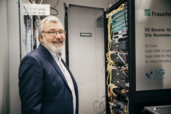 Der Chef am „Core“: Projektleiter Thomas von der Grün steht vor einem technischen Herzstück des Testbeds 5G Bavaria.